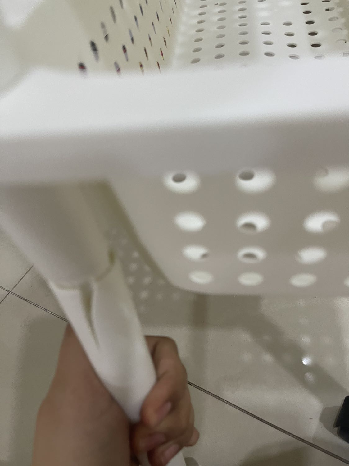 So sánh với nhựa từ các sản phẩm khác của shop thì sản phẩm này chất lượng nhựa không đẹp và dày bằng (có hình bên dưới để so sánh). Nhựa giòn, mình vặn mạnh tay để khớp thì vỡ; có cảm giác sản phẩm giữ thăng bằng không tốt, nếu để đồ nặng vào thì sẽ thăng bằng ổn hơn