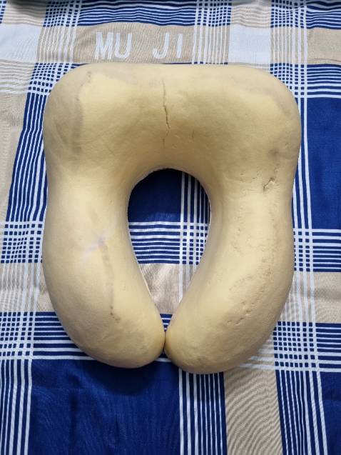 Gối êm. Đàn hồi tốt.
Mình có đem đi giặt và phơi thì gối bị rách và ngả vàng.
Khuyên mọi người là không nên giặt, vì khi thấm nước vào, gối dễ bị rách. Nếu muốn vệ sinh thì đem rửa bề ngoài là được, không nên bóp để tránh nước thấm sâu vào trong.
Khi phơi thì không nên phơi dưới nắng, vì sẽ khiến cho gối bị sần sùi và ngả vàng.