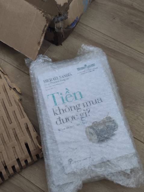 Giao hàng ngày mưa, hộp bên ngoài ướt nhẹp. Cứ sợ sách ướt nhưng may quá Tiki đóng gói cẩn thận, có lớp nilong nên ko sao. Cảm ơn Tiki!