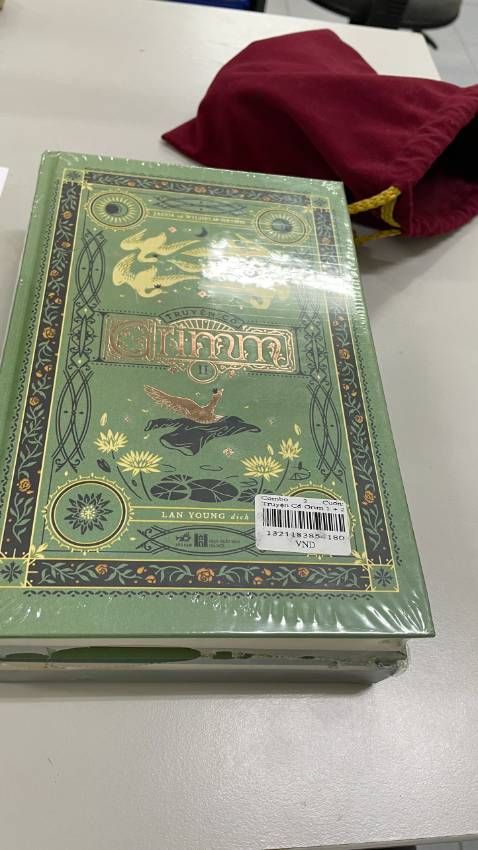 sách đẹp, mua dịp tết khuyến mại nhiều nên rất rẻ. sách này mình chưa đọc, nhưng có 1 người bạn nó là cả tuổi thơ của cậu ấy. nên mình mua cho con mình đọc. Mình đã từng xem phim mèo đi hia thấy ý nghĩa giáo dục rất lớn. mọi ng nên mua cho con đọc