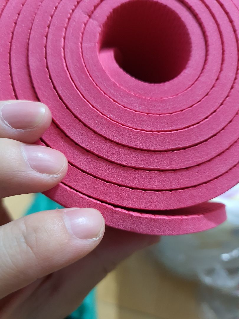 Thảm chỉ có 1 lớp, túi đi kèm mỏng dính cứ tưởng cái bọc đựng bên ngoài thảm. Không giống ảnh tí nào. Mình mua lần 2. lần 1 giống ảnh y chang cả túi đựng cũng vậy. lần 2 nhận được thảm xong chánnnnn. Trả hàng nhé!