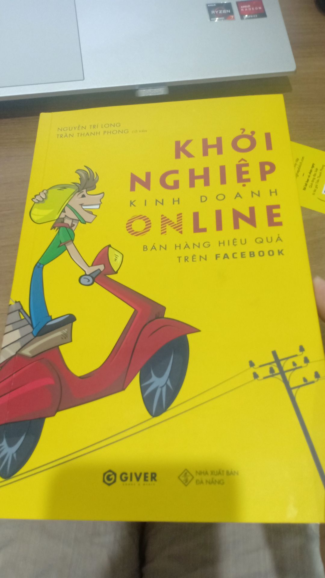 Quyển sách hướng dẫn rất chi tiết về việc bắt đầu như thế nào? cần làm gì và làm như thế nào? việc của bạn chỉ là đọc sách và kiên trì làm theo thôi. rất phù hợp cho những người chưa biết gì về kinh doanh online và muốn bắt đầu một công việc mới hoặc đơn giản chỉ là kiếm thêm thu nhập ngoài mức lương ổn định hàng tháng. Tôi thích nhất là phần hướng dẫn tìm kiếm sản phẩm cho thị trường ngách và cách viết một content hiệu quả. Tác giả đã chia sẻ rất nhiều kinh nghiệm và rất thực tế.
