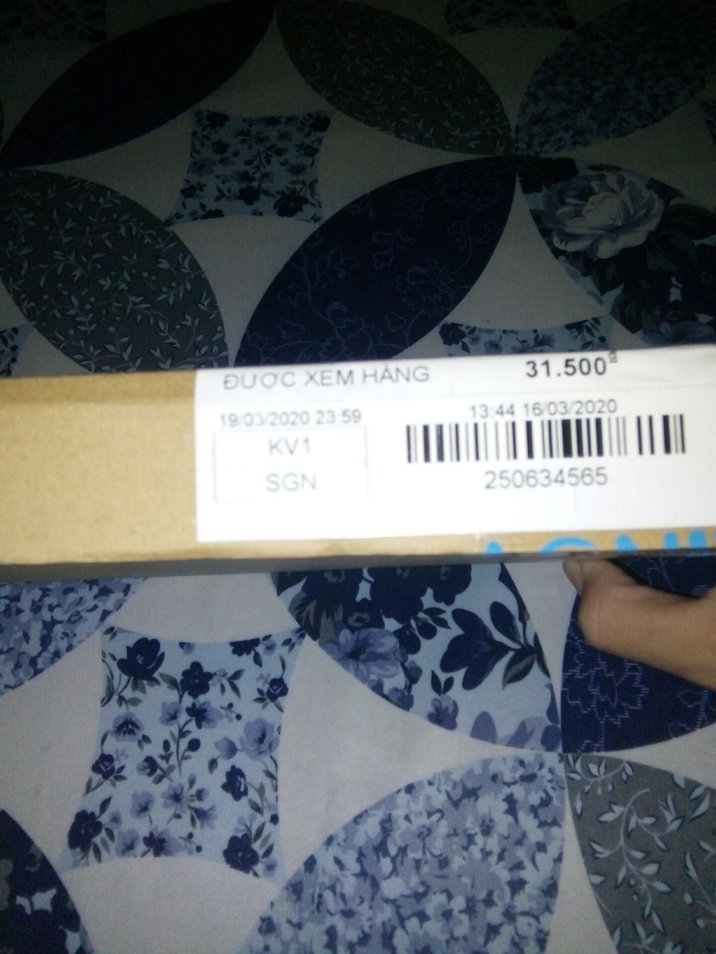 hàng về nhanh, đóng gói chắc chắn, có lót ly, tiếc là ko có màng co ( ko thấy màng co nên sợ rớt cái lót ly, hên là vẫn còn ), mình xuôi ko có poster ( 1 số người có, chắc mấy người đó best nhân phẩm cmnr ), sách hay, nên mua, nếu chưa xem kny anime thì nên đọc cái này trước mới xem anime vì anime làm hay hơn manga ( theo mình )