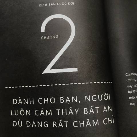 Mình trước giờ ít đọc sách tâm lý nhưng khi đọc cuốn này thì bị thuyết phục bởi nhiều điều lắm. Sách nói về lòng tự trọng, về việc tại sao chúng ta sợ bị từ chối, hay về sự đối kỵ do thiếu tự tin, hoặc về việc chúng ta cần sự công nhận đến mức nào. 

Ngoài ra, ra cũng chỉ ra những điều chúng ta cần làm để xây dựng và duy trì mối quan hệ, chẳng hạn như khen ngợi và duy trì sự tự tôn cho cả hai bên. 

Nói chung đọc cuốn này xong bạn sẽ có cảm hứng để nhìn nhận lại bản thân, bởi những điều trong sách không mới nhưng nó thường bị chúng ta cố tình hoặc vô ý bỏ qua. Điều náy phần nào dẫn đến sự bế tắc trong cảm xúc và cách hành xử. Nói chung là nên đọc nhé các bạn. 

Bìa sách cũng cưng quá chừng!