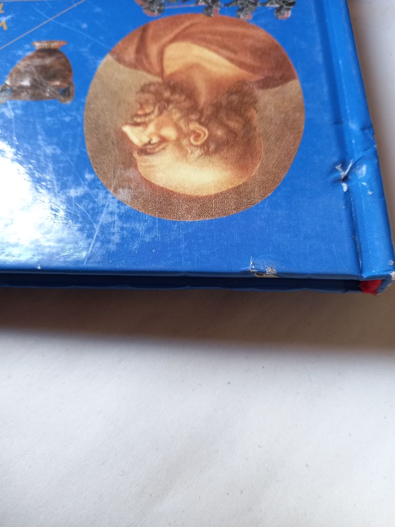 Sách bị thủng vài lỗ. 🥲