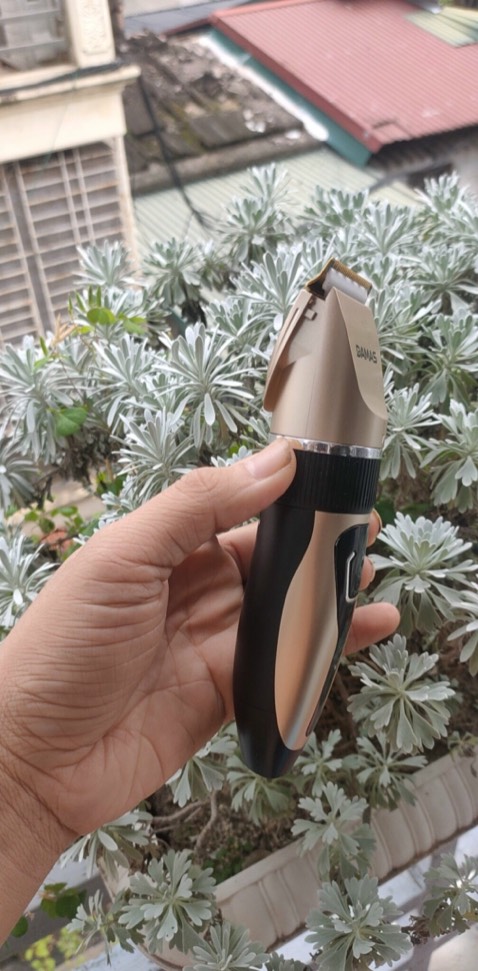 Tông đơ hình thức đẹp, bấm nút là chạy, mình mua về cắt tóc cho trẻ con ở nhà. Có cái rất hay là phần đầu lưỡi dao cắt khi chạm vào da ko gây xây xác mà chỉ khi di vào tóc thì lưỡi dao mới cắt. Rất an toàn khi sử dụng, đặc biệt là với trẻ nhỏ