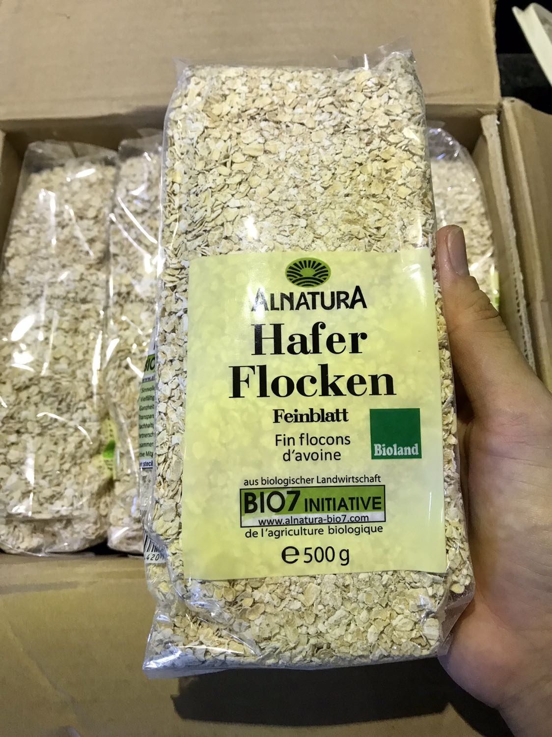 Lần đầu tiên mình order brand này về dùng thử, trước giờ vẫn quen dùng Quaker Old Fashion 4.52kg. Một vài note nhẹ:
- Đóng gói rất cẩn thận. Hàng date rất xa (2023).
- Mở túi yến mạch ra mùi rất thơm.
- Mình mua về làm granola, loại này thì ko thích hợp lắm. Quaker Old Fashion thì hạt to hơn, dày hơn làm granola ngon hơn. Trong khi loại này thơm, mịn, nát hơn, mỏng, sẽ phù hợp cho các bé ăn dặm or làm overnight oat.
- Chưa bao giờ thất vọng khi mua các loại hạt, ngũ cốc trên tiki, dịch vụ tốt. Mặc dù giá có cao hơn tí, phí ship cũng cao hơn tí, nhưng hàng xịn & dịch vụ tốt.