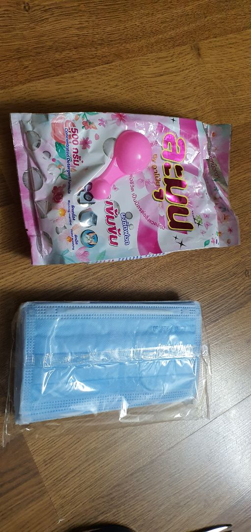 Bột giặt sinh học, bảng thành phần khá đẹp, không chứa nhiều chất hóa học độc hại, mùi thêm nhẹ dễ chịu, an toàn cho cả việc giặt tay, hàng đóng gói cẩn thận và còn được tặng kèm cả gói khẩu trang.