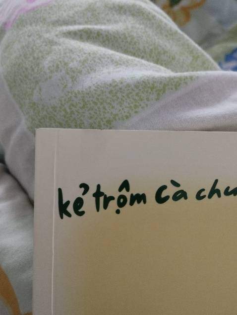 Sách bị bẩn, với phần bìa bị cong/nát, hơi giống sách cũ ạ, đóng gói cũng hơi SƠ SÀI í ạ 😭😭 còn lại thì ok 😭