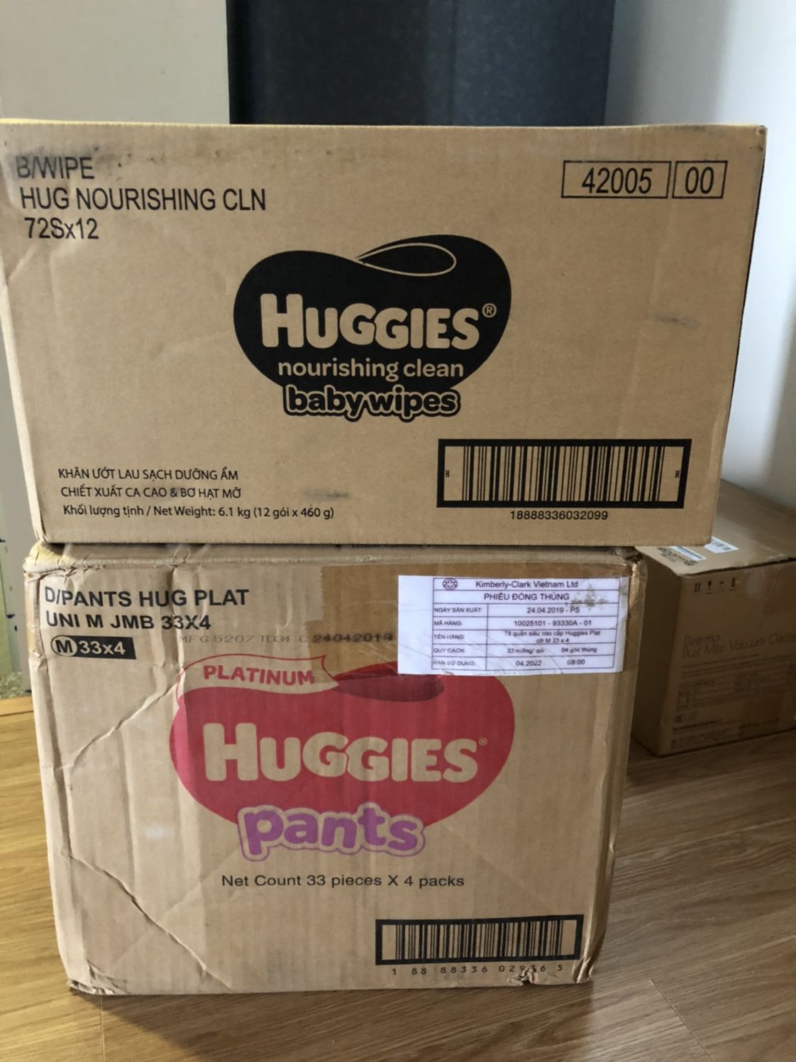 Trước đây mình hay dùng giáy ướt của Hàn nhưng sau khi 1 lần lỡ mua loại này thì ghiền luôn dù có mùi bơ hơi nồng nhưng mình thích vì khăn rất mềm lau ko sợ làm đau con tuy giá hơi chát, giá cháy thì canh sale tiki mà ôm thôi! Đóng thùng chắc chắn, ngoài còn bọc nilon nữa, giao hàng nhanh, a shipper tiki rất dễ thương biết mình bận bịu con nhỏ nên thông cảm chờ mình, ôm hàng giúp mình mà rất vui vẻ!