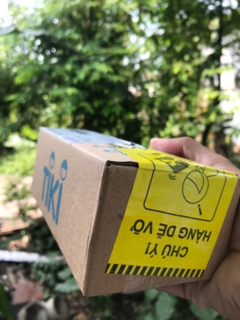 Nhận được hàng sau 1 ngày đặt, ấn tượng với thời gian giao hàng và đóng gói cẩn thận của Tiki. Về sản phẩm, sau 5 ngày sử dụng mới quyết đinh đánh giá, cảm nhận đầu tiên về bao bì đóng gói rất thân thiện, sản phẩm còn được công bố mỹ phẩm nên rất yên tâm về chất lượng. Mình cũng trồng hoa hồng nên khi xịt lên mặt thì đúng là quá bất ngờ, cảm giác như đang ngửi bông hoa thật luôn í, cảm nhận là không chứa cồn thật, dưỡng ẩm khá ok, có se khít lỗ chân lông, sẽ ủng hộ shop dài dài nè.