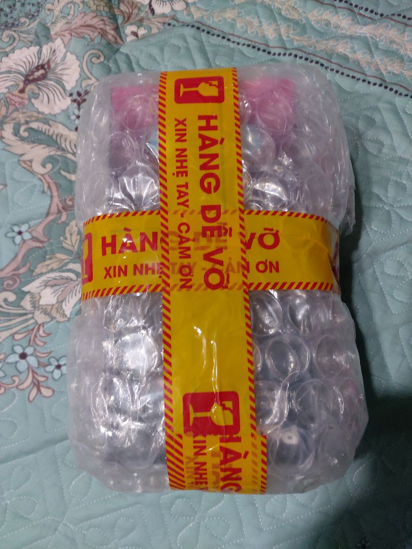 Giao hàng rất nhanh. Đóng gói rất cẩn thận. Nguyên hộp đẹp, đầy đủ phụ kiện. Có cả hdsd nên rất dễ dàng thao tác. Máy đẹp, sang trọng đúng như QC. Hàng chính hãng. Giá lăn bánh 570k . Rất thích. sẽ tt ủng hộ shop. Mn nên mua.