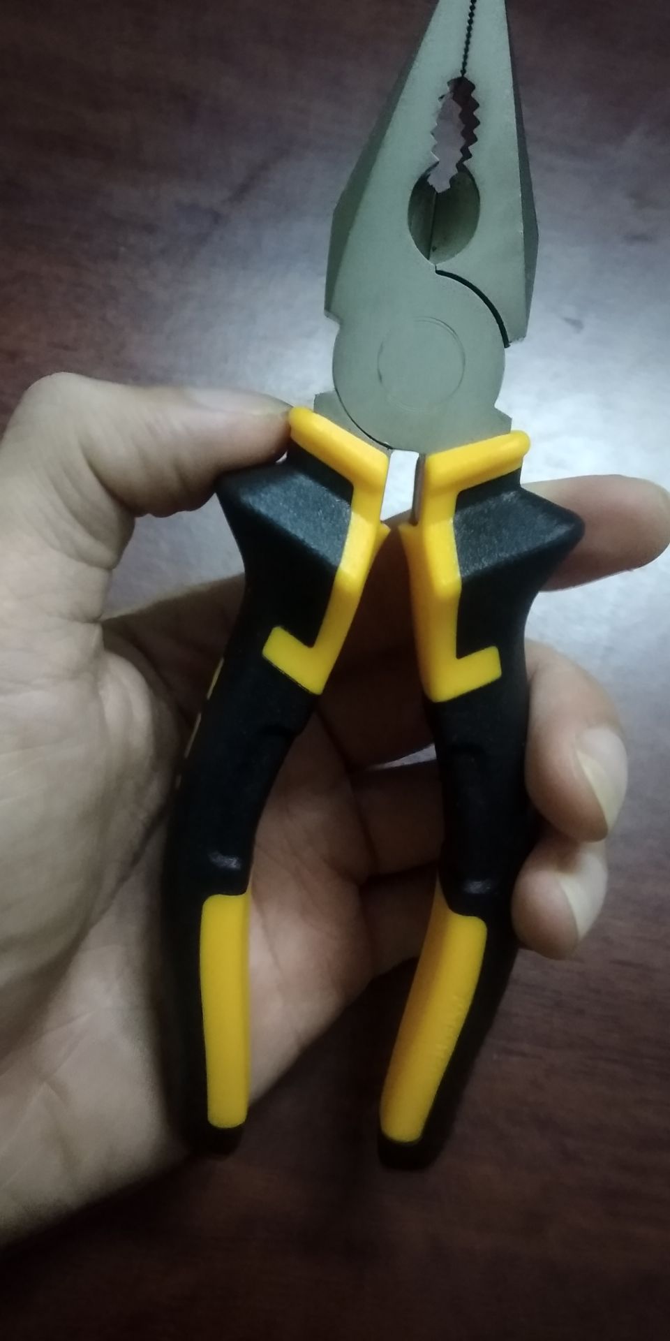 Kìm nhỏ gọn nhưng rất chắc chắn, khớp nối không bị tí xục xịch nào, tay cầm mềm và êm.