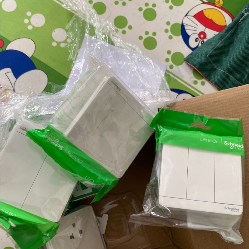 Shop giao thiếu 3 cái công tắc đôi. Yêu cầu shop hoàn tiền hoặc giao thêm. Mình đếm thì tất cả chỉ có 12 công tắc đơn nên ko phải là bị nhầm đôi qua đơn