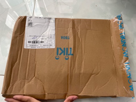 Chưa bàn đến sách như nào nhé, nhưng mà mình mua 2 quyển sách, shop lại đóng gói cho mình như này, mình khó chịu kinh khủng í. 2 quyển sách bằng có 1 gang tay thôi, thế mà lại nhét vào cái hộp to gấp đôi. Khi mở ra sách nằm xộc xệch nhìn bực mình dễ sợ, và y như mình nghĩ thì sách bị méo 1 xíu phần gáy. Cũng có thể do mình khó tính nhưng mình vẫn hy vọng shop sẽ chú ý hơn phần đóng gói cho vừa vặn, để sách nằm im, ít bị móp méo hơn. 

Về phần nội dung thì quyển “Đột phá tư duy thương hiệu” mình mua giùm nên không rõ. Còn “Yêu những điều không hoàn hảo” thì mình chưa đọc :)) nhưng mà sách nằm trong international bestseller thì mình nghĩ chắc sẽ không khiến mọi người thất vọng. 

Btw mình vẫn gửi shop 5⭐️, hy vọng shop sẽ lắng nghe ý kiến khách hàng.