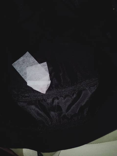 Chất vải đẹp, đường may chắc chắn. Sản phẩm đẹp y hình, bên hông có khóa kéo, đựng được viết, khăn giấy bỏ túi. Bên trong có 2 ngăn nhỏ đựng được điện thoại, chìa khóa và 1 ngăn nhỏ có khóa kéo nữa. Shop gói hàng có tâm lắm nha,  có cả giấy thơm bên trong.