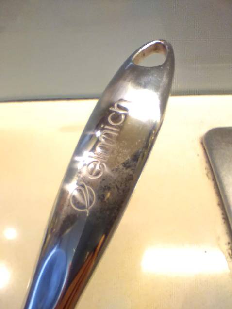 Chảo không rẻ, bé hơn kỳ vọng. 
Gia công rất kém, mép giữa lớp chống dính và thành chảo có nhiều vết gợn, không cẩn thận là đứt tay.
Tay cầm không hiểu dính keo hay gì?
Kiểm tra chất lượng sản phẩm rất có vấn đề, hay là không có ai kiểm?