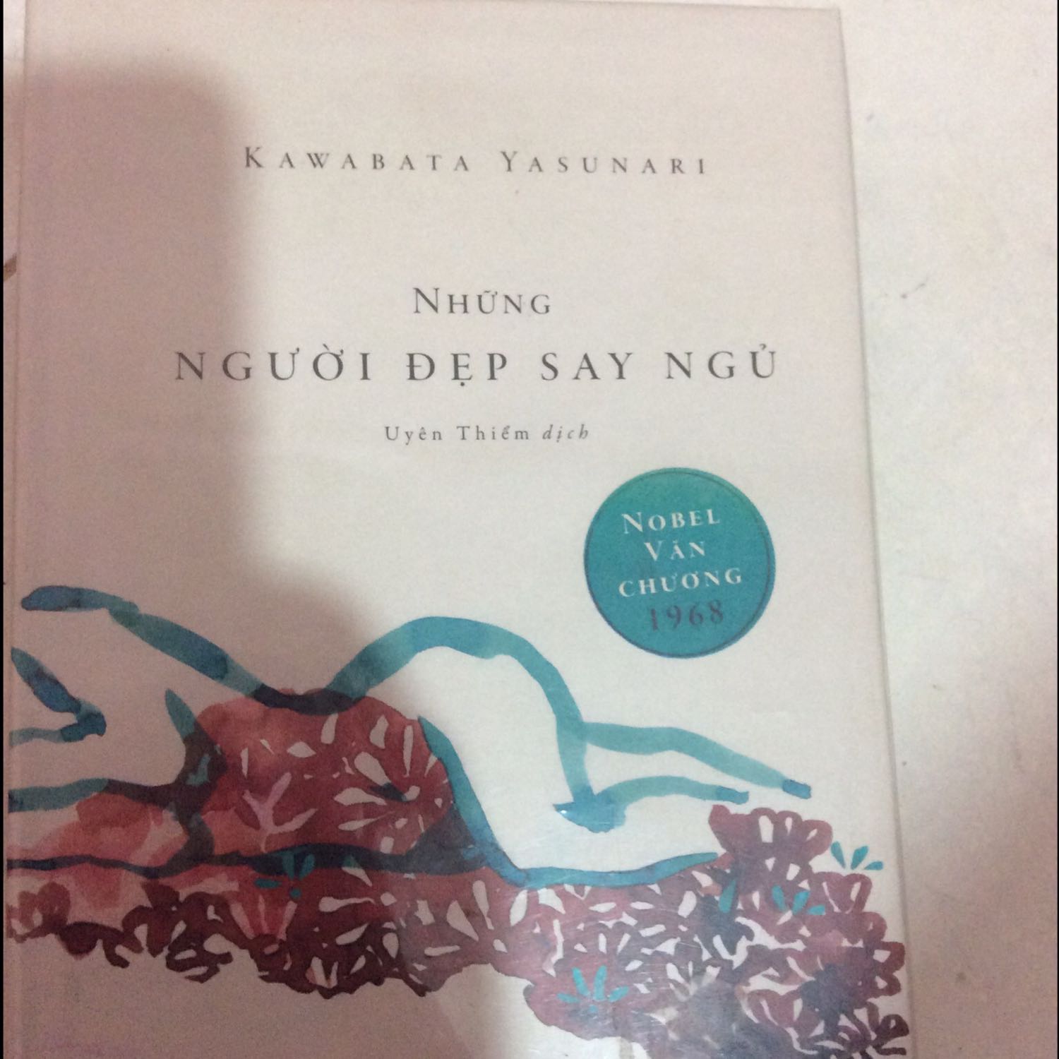 ko biết lần này sách mình mua có bị in lỗi gáy ko chứ cái logo nhã nam ở gáy in có trút xíu còn lệch hẳn sang 1 bên hơi lạ =)))