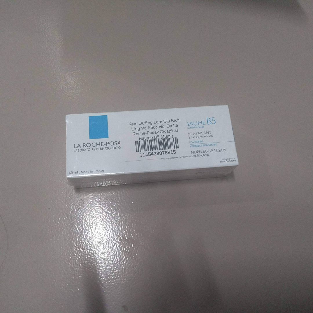 Khi mình nhận được hàng, thật sự rất thất vọng với bộ phận gói hàng và vận chuyển. Thứ nhất, không có sốp hay gì gói kèm để bảo vệ sản phẩm trong quá trình vận chuyển. Thứ hai, khi mình nhận được hàng thì gói hàng bị mốp méo nghiêm trọng. May là sản phẩm phía trong không bị ảnh hưởng nhiều. Sản phẩm mình nhận được thì có lớp màng bọc bên ngoài, hộp y nguyên, tuy nhiên vấn đề quan trọng nhất ở đây là tại sao mã sản phẩm ở hộp và trên thân tuýp kem lại không giống nhau như vậy. Vậy thì có đảm bảo là hàng auth hay không? Hi vọng Tiki nhanh chóng đưa ra lời giải thích hoặc cách giải quyết hợp lý cho mình. Mình sẽ update lại đánh giá sau khi nhận được phản hồi hợp lý từ Tiki.