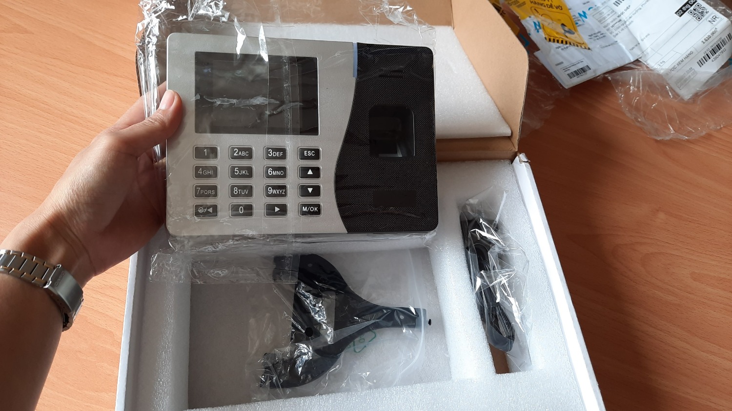 Đã yêu cầu đổi trả, hàng không như mô tả 1 chút nào, không có tem mác nhãn hiệu, lại gửi ngay cái hết hạn bảo hành