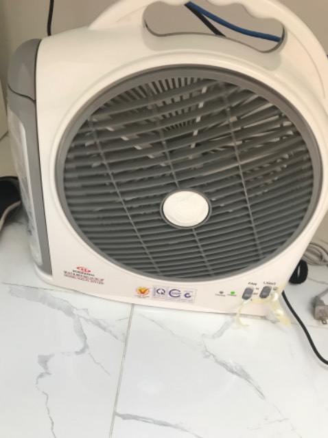 Quạt rất mát, đèn sáng lắm. Quạt nặng tay nhé. Ko biết  dùng có lâu dài ko nhưg cứ làm theo hướng dẫn 1 tháng sạc 1 lần tối thiếu 8 tiếng để ko bị chai pin và khô bình. Đáng đồng tiền. Tưởng nhỏ mà nhận hàng thấy to bất ngờ so với tưởng tượng của mình.
