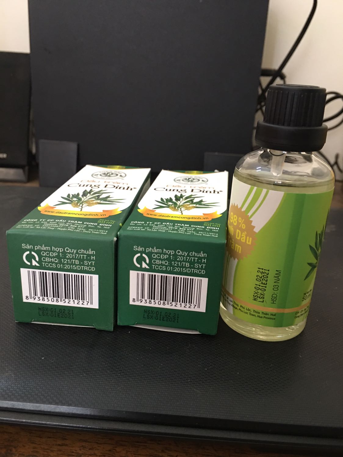 Giao hàng nhanh. Mình ở Vĩnh Phúc mà chỉ 1 ngày đã giao hàng.
Dầu trong vắt, màu hơi ngả vàng chút xíu. Mùi   thơm cay nồng nhẹ nhàng đặc trưng của dầu tràm.
Tem chống hàng giả dán ở đầu trên vỏ hộp, đầu dưới không có nên không có tác dụng. NSX nên cải tiến lại. Có thể dán ở giữa nắp chai và vỏ thuỷ tinh thì khách an tâm hơn. 
Chưa sử dụng nên đánh giá qua vậy thôi. Cảm ơn!