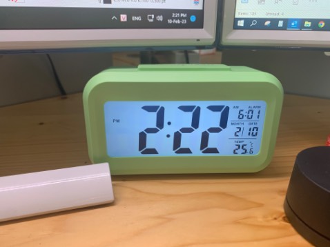 Sản phẩm okay nha. Rất phù hợp với giá tiền. Có điều không có pin kèm nên phải mua ngoài nhé. Giá vậy không có pin cũng phải rồi. Còn ai mà chê báo thức này kia thì dùng diện thoại đi cho rồi, tự nhiên đi chê hàng ngta