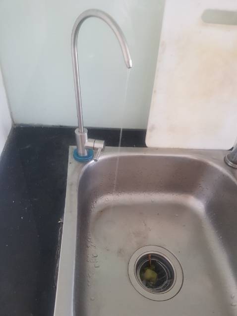 Shop đã hỗ trợ hướng dẫn cách xử lý. Do khi lắp đặt chưa tháo nilong bọc lõi lọc. Hàng ok ko vấn đề gì.