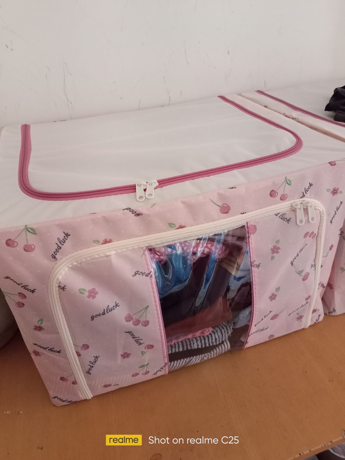 túi dày đẹp cứng cáp, rộng để đc rất nhiều quần áo, mình đặt màu xanh nhưng giao màu ngẫu nhiên thành màu hồng, cũng may là thích màu hồng, đặt trước Tết mà sau Tết giao ngày,rất hài lòng sẽ mua lại...
