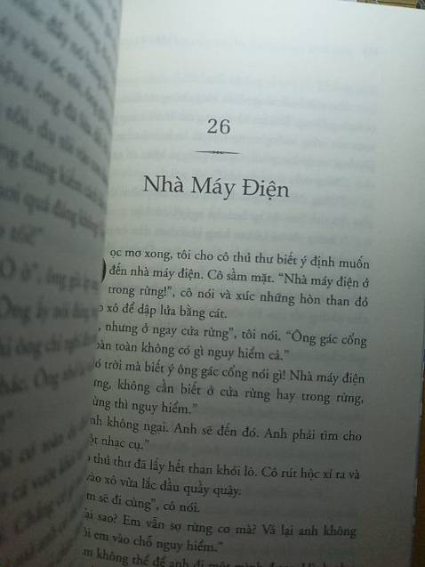 Một tác phẩm khoa học giả tưởng, truyện trinh thám và bản tuyên ngôn của chủ nghĩa hậu hiện đại kết hợp trong cuốn tiểu thuyết dung lượng đồ sộ. Murakami đã hợp nhất Đông – Tây, bi – hài, sự thờ ơ và lòng trắc ẩn, ngôn ngữ lóng thông tục và các tư tưởng triết học siêu hình trong câu chuyện đặc sắc về toán sư 35 tuổi li hôn trong hành trình đi xuống thế giới ngầm mang màu sắc Kafka dưới lòng Tokyo hiện đại. Kết quả là Xứ sở diệu kỳ tàn bạo và chốn tận cùng thế giới với những tưởng tượng sáng tạo phóng túng và một trạng thái lắng đọng sâu xa của tâm thức, góp phần tạo nên thành công lớn làm gia tăng đáng kể lượng độc giả của Haruki Murakami trên toàn thế giới.