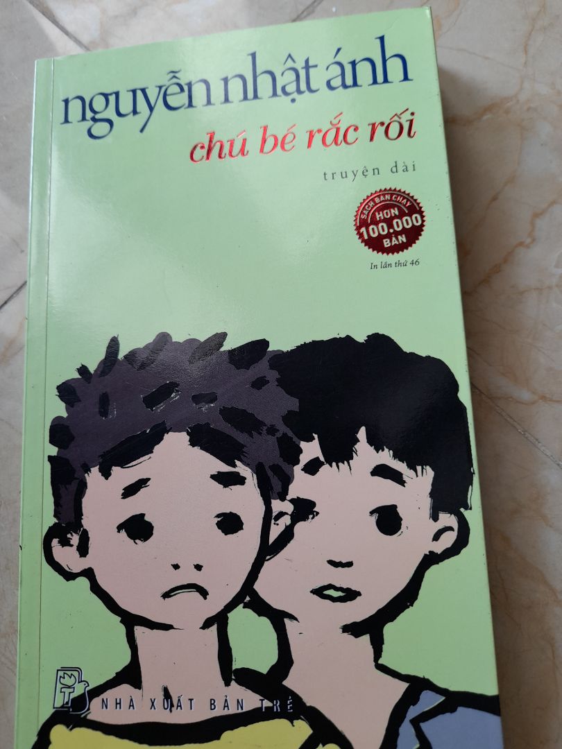 Bìa cứng. giấy mịn và thơm. Đóng gói cẩn thận, sách không bị bóp méo. giá cả rẻ hơn mình mua bên ngoài. nên mua nha các bạn.