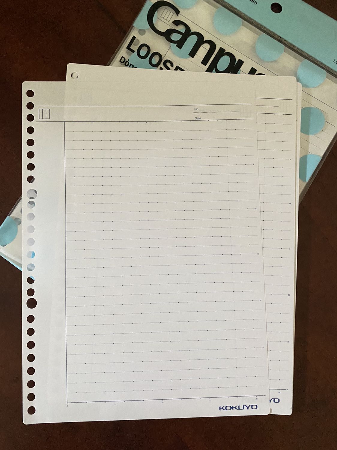 Mình rất thích loại giấy này của Campus nên xài từ tập rồi chuyển sang bìa còng bấm lỗ. Học xong một môn hay hết giấy chỉ cần thay ra và cất đi rất tiện. Giấy nhìn mỏng nhưng không bị lem mực. Kẻ dòng không đậm lắm nên viết vào nhìn cũng đẹp nữa.