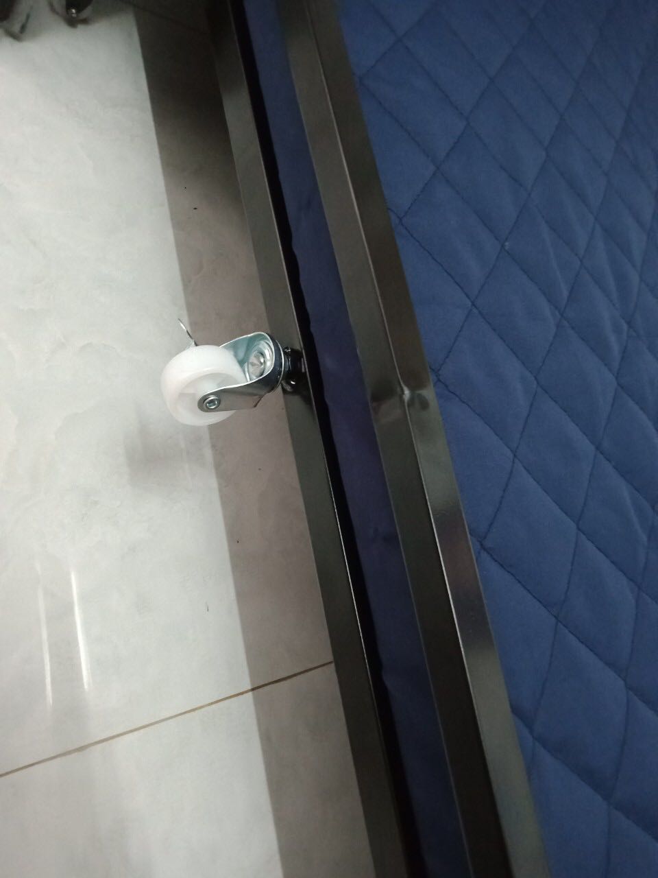 Trong quá trình vận chuyển có bị móp 1 tí, mình đã liên hệ shop để giải quyết, shop trả lời nhanh, support tốt. Về chất lương phai dùng 1 thoi gian moi biết.