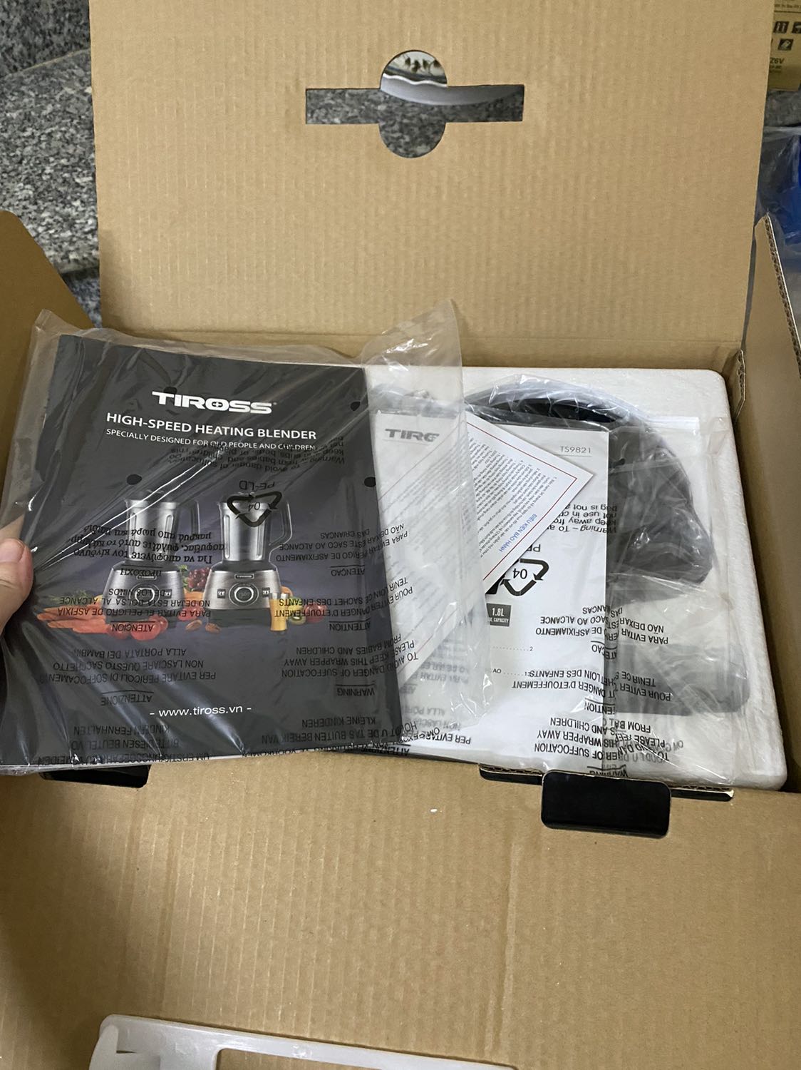 Vừa đặt tối hôm trước thì sáng hôm sau tiki đã giao luôn rồi!
Chia sẻ đôi chút cảm nhận về cái máy này cho ai có nhu cầu tìm hiểu:
1. Cối xay lớn (1,8l), khác các loại máy khác cối bằng thuỷ tinh, cối này bằng inox, nhìn mỹ quan có vẻ không đẹp và thích bằng thuỷ tinh, tuy nhiên có 1 ưu điểm là cối rất nhẹ, nhẹ hơn rất nhiều so với thuỷ tinh, nên chị em có thể hoàn toàn cầm được bằng 1 tay (gồm cả sữa bên trong).
2. Máy hoạt động khá êm ái, mình mới dùng chức năng súp đặc thì thấy là 15-18' đầu khá êm, k biết là máy đang chạy luôn, duy chỉ có khoảng 5' cuối lúc máy bắt đầu xay thì khá ồn, mình để máy dưới tầng 1 và ngồi trên tầng 2 vẫn nghe rõ tiếng máy. Tuy nhiên, cũng chỉ mất 4-5' nên k vấn đề lắm.
3. Máy công suất cao. Trước khi mua mình cũng có tìm hiểu 1 số loại thì mình thấy giá của máy tuy cao, nhưng so với giá tiền thì công suất khá cao, cao hơn hẳn dòng máy 2-3tr khác (công suất xay 1200w, nấu 800w) nên chắc chắn thành phẩm sẽ mịn hơn là cái chắc rồi 😂
4. Thành phẩm: mình có nấu thử sữa ngô thấy rằng thành phẩm rất mịn, không bị lợn cợn, uống thơm ngon!
5. Máy có kèm theo cuốn sách công thức để mọi người có thể làm theo --> rất tiện lợi 😂
6. Máy hoàn toàn bằng tiếng việt, bất cứ ai cũng có thể dùng được!
Đó là một số cảm nhận đôi chút của mình về chiếc máy! Nói chung về lâu dài thì mình chưa có khẳng định, nhưng trước mắt thì khá đáng tiền!