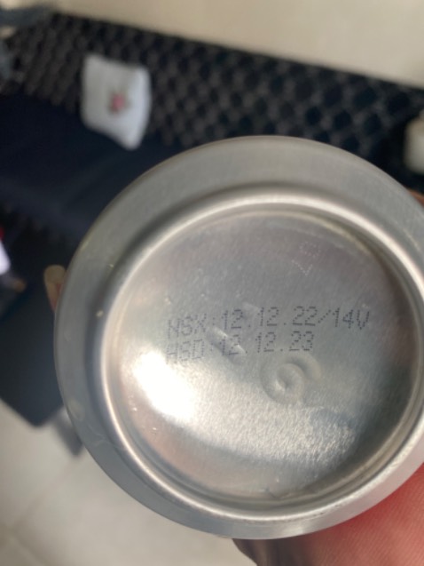 Hàng tặng gì cho 1 lốc hết date vậy