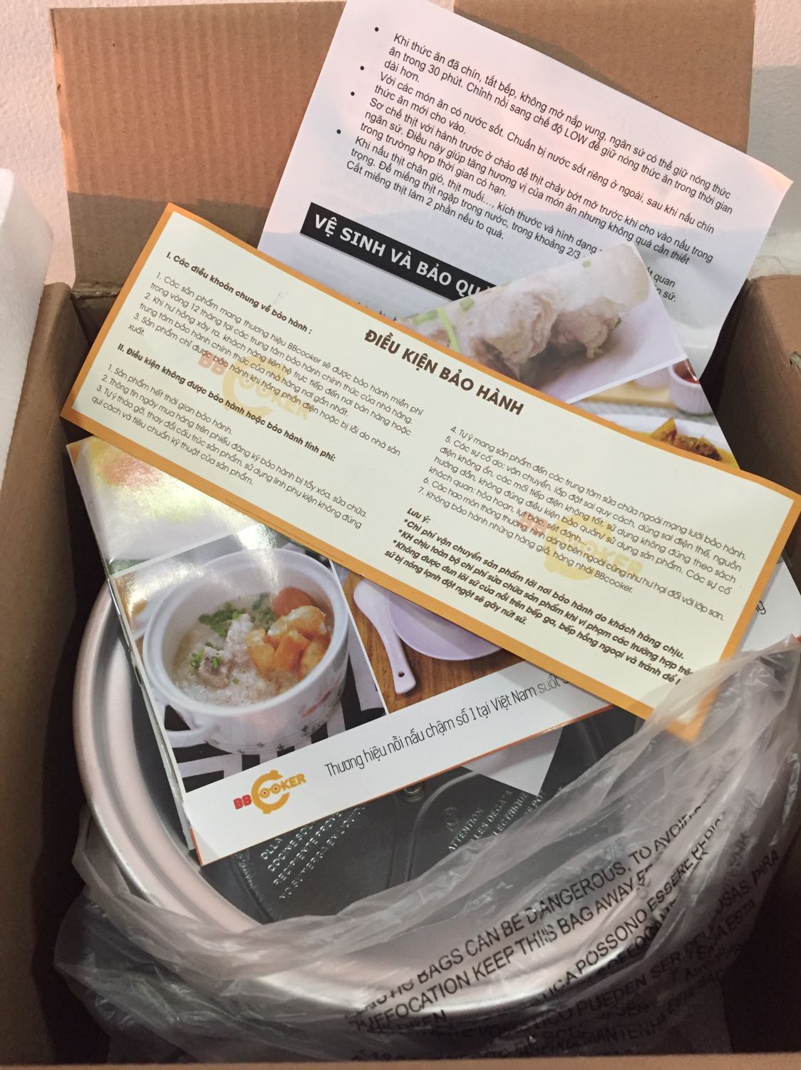 Mình phân vân 1 dòng rẻ hơn 1 dòng đắt gấp đôi BBCooker, đọc review BBCooker làm mình hơi hoang mang mà mình chọn nồi nhỏ gọn+nồi sứ màu đen nên vẫn quyết định đặt. Nhận hàng rất hài lòng. Nồi nhỏ gọn, tiện dụng, 3 chế độ high-low-keepwarm. Mình mua 1.5lit rất tiện nấu cháo cho bé. Sản phẩm đóng gói chắc chắn. Tikinow giao hàng nhanh. Thanks