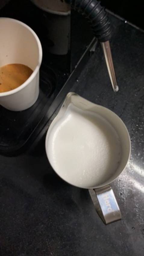 Sản phẩm đóng gói rất kỹ.  Hàng chất lượng. Máy dùng tốt. shop tư vấn nhiêt tình.
Máy Espresso Delonghi tuyệt đẹp, rất hài lòng...ly Capu cực thơm.ngon. tks shop