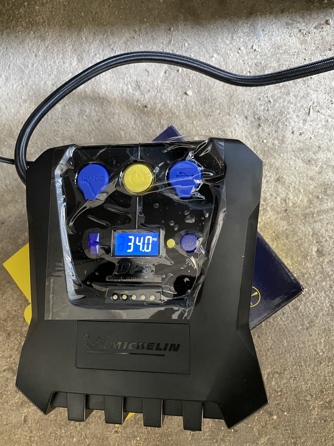 Giao hàng nhanh, đóng gói cẩn thận. Sản phẩm giống như mô tả, đầy đủ phụ kiện: các vòi bơm khác, cầu chì dự phòng và cả túi đựng nữa. Mới *** máy hoạt động ok, hơi ồn và rung khi bơm. Độ bền sẽ review sau thời gian sử dụng. Cảm ơn tiki.vn và shop nhiều!