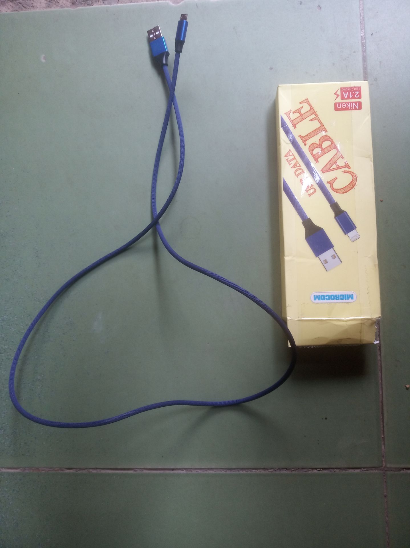 Mình đặt hàng sản phẩm này 2 lần. Lần 1 khá oke nên tin tưởng đặt lần nữa hộ người quen mà shop giao hàng kiểu chắc không thèm nhìn đơn đặt hàng nhỉ. Mình đặt cái dây sạc đen loại dài mà shop giao cho mình cái dây xanh ngắn cũn. Nhìn trông có chán không cơ chứ :/