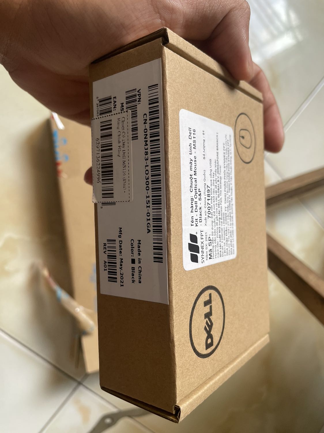 Chuột xài ok, khá nhạy, nút bấm chuột có kêu tiếng nha, ấn ko dính, con lăn lên xuống khá mượt, nói chung trong tầm giá này thì chắc nó best rồi, đã dùng đc hơn tuần r thấy ổn áp lắm.
Bữa có nghe mn nói sản phẩm bị rạch bao, nay đặt về thấy bị thiệt, nhưng mà có thể ngta lấy ra để check sp có bị lỗi hay gì ko, vì thấy còn mới tinh, ko trầy xước gì hết :)

À điểm + Tiki giao cực nhanh đúng cam kết và hỗ trợ đổi địa chỉ giao nữa, cám ơn Tiki và bạn shipper :)