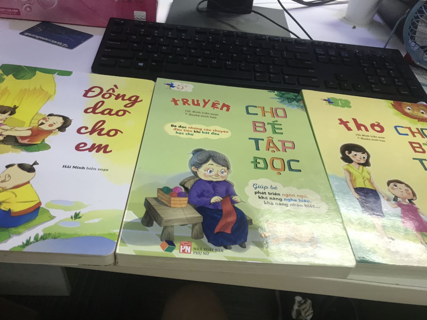 Mình mua kèm thêm 2 quyển nữa là Truyên cho bé tập đọc vs Thơ cho bé tập nói. Sách còn mới vs rất sạch sẽ. Bìa cứng nên bé ko xé được đâu. Giá rẻ hơn bìa nhiều. Đọc buổi tối trc khi đi ngủ vs bé rất thích ah