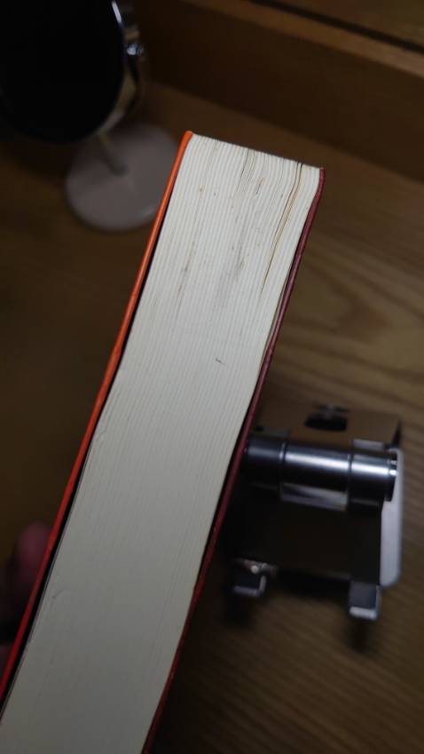 Sách bị bẩn, vàng ố như sách cũ