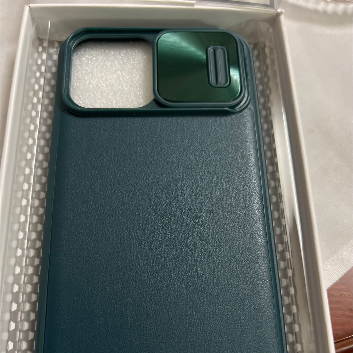 Hàng rất đẹp nhưng Shop giao hàng sai, đặt ốp lưng iphone 13 PRO màu xanh lại giao ốp lưng của Iphone 13 PRO MAX thì làm sao dùng được đây, đề nghị đổi hàng giúp