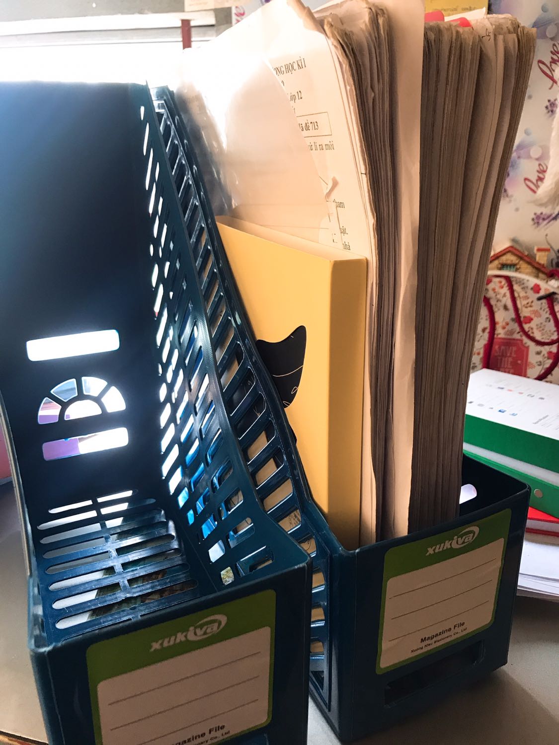 Lúc nhận hàng hết hồn vì thùng quá to ? shop gói đồ có tâm dễ sợ. Kệ rổ chắc chắn, to và đựng được cực nhiều tài liệu
Với giá này thì nên mua..