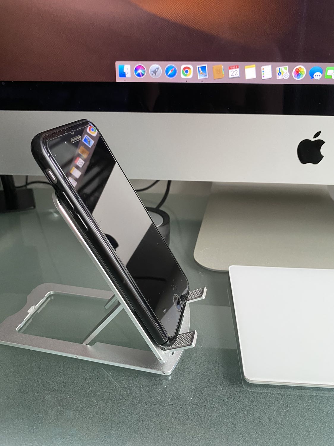 Hàng thiết kế gọn, chất lượng ok nhưng có 1 khuyết điểm là nếu để điện thoại ở nấc thấp nhất cũng là nất hợp lý nhất thì không thể gắn được dây sạc !