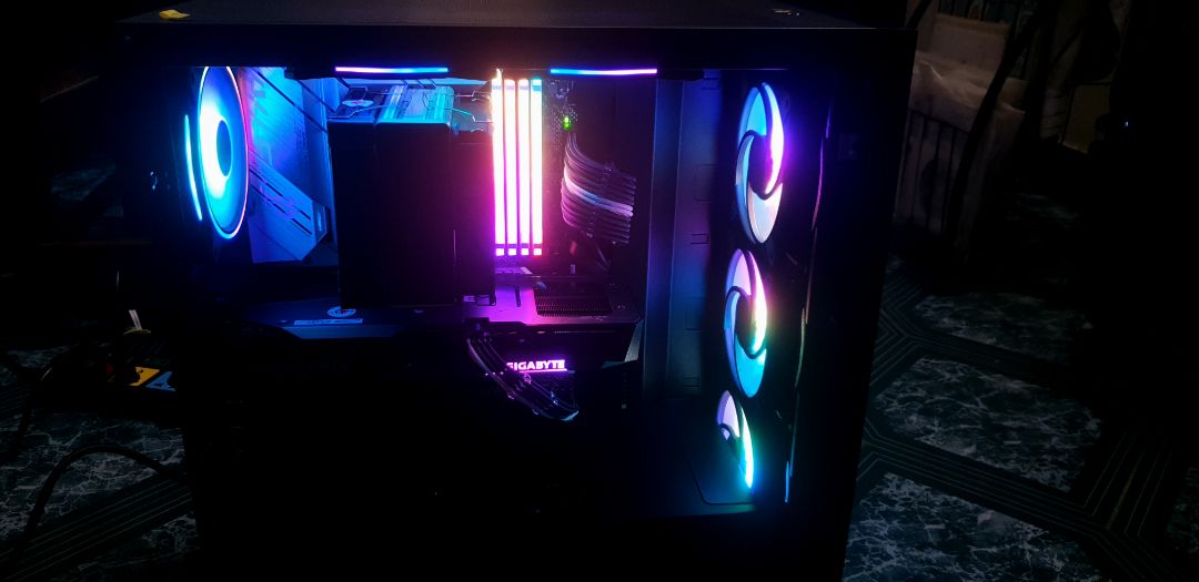 Build cả chiếc PC ... mua linh kiện qua mạng 😂 cũng hơi rén vì sợ có vấn đề trong quá trình vận chuyển nhưng giờ thì sau mấy tháng, máy đã lên và chạy ầm ầm :)) Shop giao hàng tốc độ ổn, ra đến Hà Nội mất khoảng 3 - 4 ngày gì đó. Hộp đựng chip được đặt trong 1 hộp carton bên ngoài nữa nên cũng tương đối đảm bảo. Hàng mới cứng, nguyên seal trên vỏ và phân phối bởi Viễn Sơn, vừa mới 2022 luôn. Pin của chip cái nào thẳng cái đó, hoàn toàn không vấn đề gì!