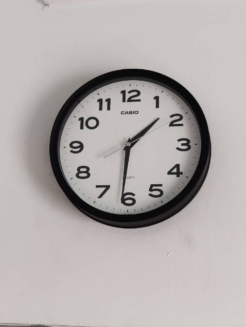 Màu sắc ok, đen đậm trắng tinh nên nhìn từ xa thấy rất rõ. Kim đồng hồ chạy chuẩn và kim giây chạy êm ru ko phát ra tiếng