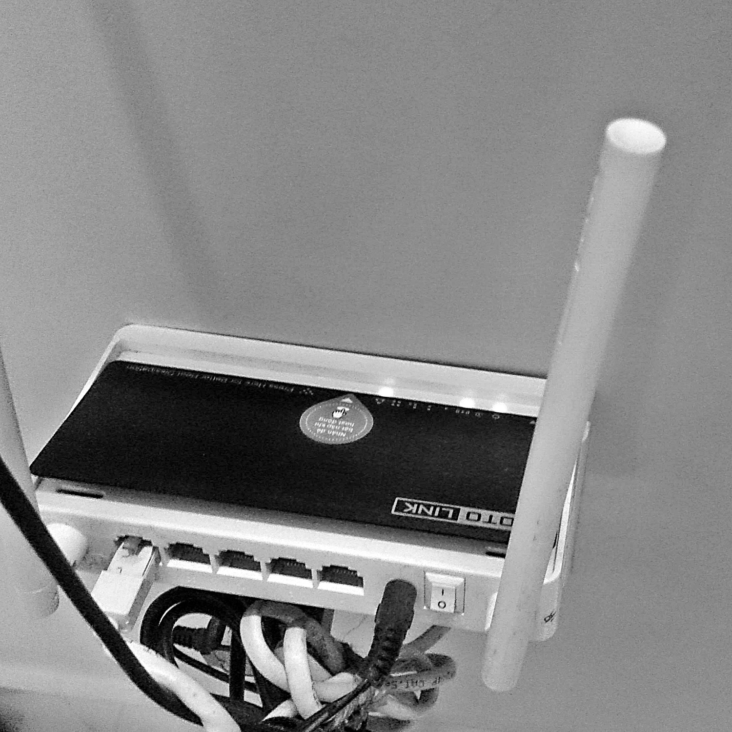 Nhà có sẵn cục wifi rồi nên mua nó như kiểu bộ truyền, phát wifi giữa các lầu.
Hướng dẫn sd cùng CD setup đi kèm dễ hiểu, dễ làm và sử dụng.
Xài gần 2 năm vẫn rất ổn định, không vấn đề gì.
Tiki giao hàng đủ bill, phiếu bh,...
Rất ưng ý.