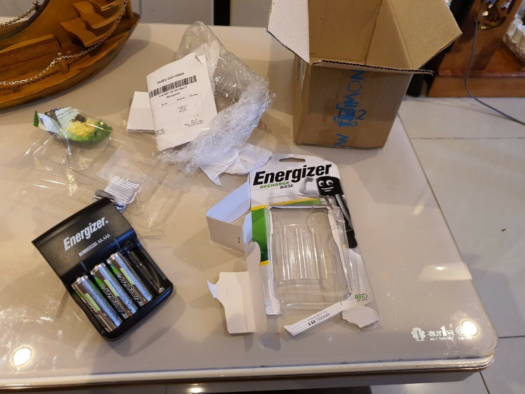 Mua hàng trên Tiki lâu lâu lại gặp sạn. Nhưng bất ngờ nhất Nhà cấp hàng này lấy tên ***, làm cho dễ hiểu lầm là Chi nhánh của TGDĐ. Và y như rằng, shop này đã lộ nguyên hình sự gian xảo, dối trá trong kinh doanh. Mọi người xem kỹ các hình tôi chụp, họ lợi dụng hình quảng cáo che khuất 1 khe pin, để lấy cắp viên này. Họ vẫn đăng 1 sạc + 4 Pin. Khi tháo ra, tìm hoài ko thấy viên thứ 4. Mọi người nghĩ xem, nếu Tiki ko tin tôi thì ko đời nào giải quyết cho tôi. Vì tháo vương *** ra hết rồi. Mà làm sao phát hiện được mà ko tháo ra??? Hình qc che kín, cứ nghĩ viên pin thứ 4 ở đó... Khổ thật, cứ lâu lâu "dính độ", chỉ mất công mình thôi. Mọi người biết ko, họ cứ *** đảo đại trà như vầy, nêu gặp người mới mua lần đầu, hoặc sơ mất tg, họ đành ngậm bồ hòn cho xong. Và như vậy lũ quỹ sẽ tận hưởng 1 viên pin sạc Energize khoảng 62.500d. bó tay.com