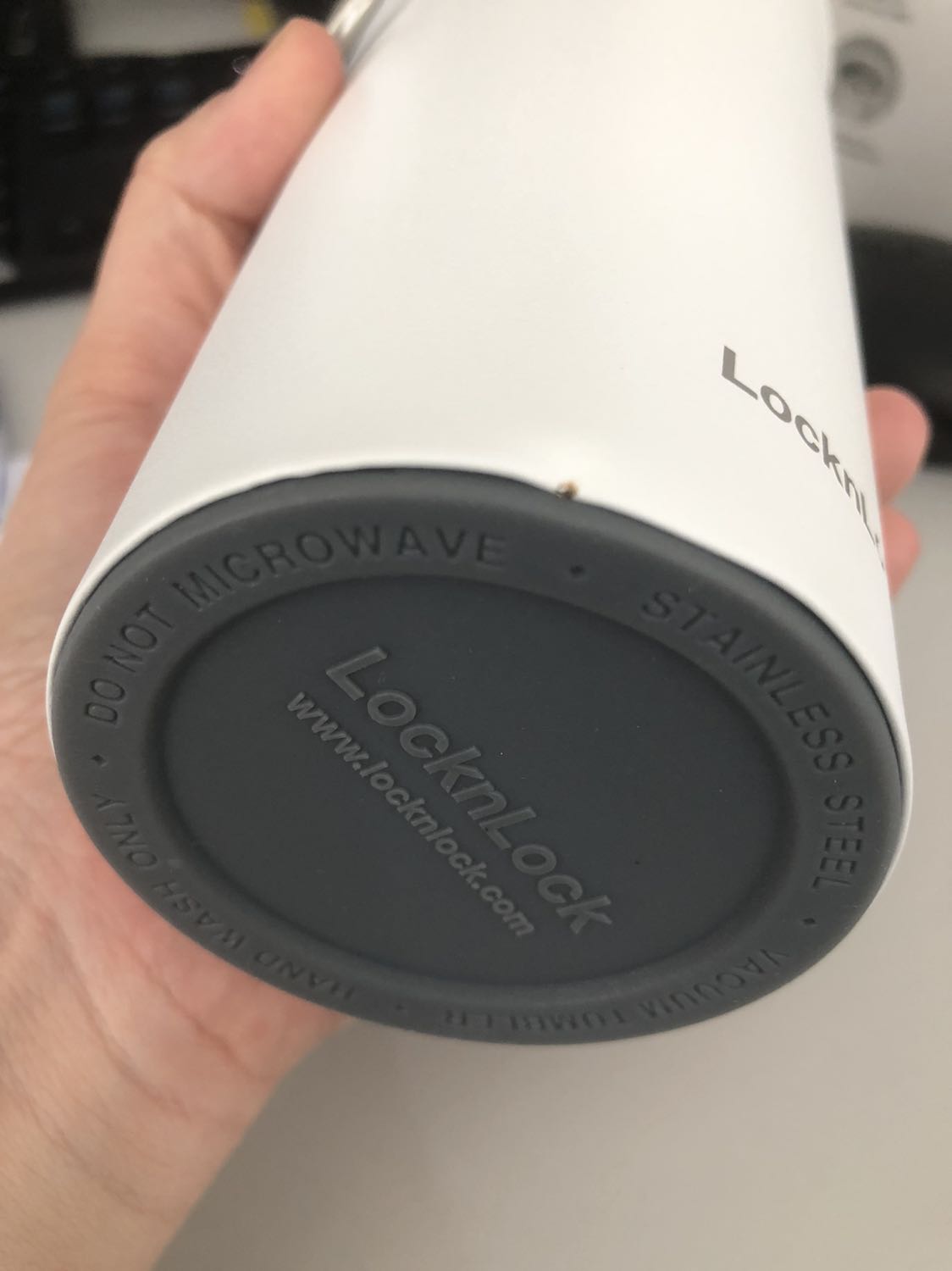 Những lần trước mua hàng ở Tiki rất yên tâm. Mùa dịch này mình đặt hàng ở Tiki nhận trễ hơn hơn dự kiến cũng khá lâu vì vận chuyển khó khăn nên không có ý kiến gì. Nhưng đợt này nhận được 2 món bị lỗi liên tục. Món hàng đầu tiên đã được Tiki thu hồi và chờ đổi. Bình nước bị móp, khuyết 1 lỗ và rỉ sét. Hi vọng Tiki phản hồi lại về việc đổi trả. Cảm ơn Tiki.